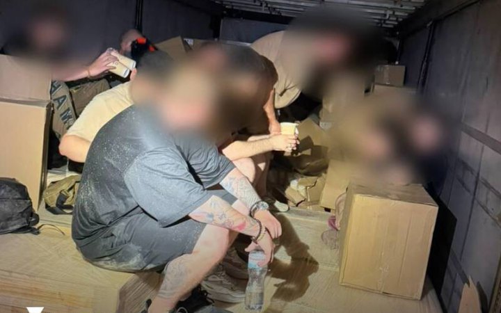 На Одещині у вантажівці виявили 10 чоловіків, замаскованих під меблями
