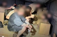 На Одещині у вантажівці виявили 10 чоловіків, замаскованих під меблями