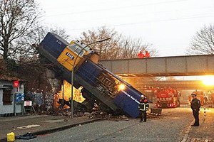 В Гамбурге тепловоз рухнул с железнодорожных путей на улицу