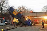 В Гамбурге тепловоз рухнул с железнодорожных путей на улицу