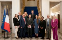 Лауреатка Нобелівської премії миру Матвійчук попросила Макрона допомогти у звільненні людей з російського полону