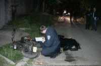 ДТП в Киеве: мужчина на мотоцикле не увидел натянутую цепь 