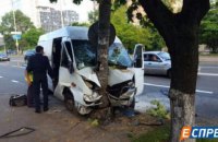 У Києві маршрутка з пасажирами врізалася у стовп