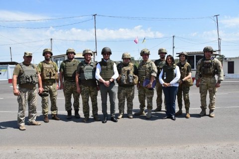 Посол Данії відвідав Донбас: ​"Ви охороняєте безпеку Європи, тому якщо ви в небезпеці, то ми теж" 