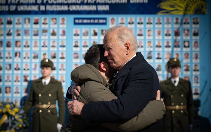 Байден ухвалив рішення рушити до України ще під час поїздки Зеленського у США, але про це знали лише кілька осіб, – ЗМІ