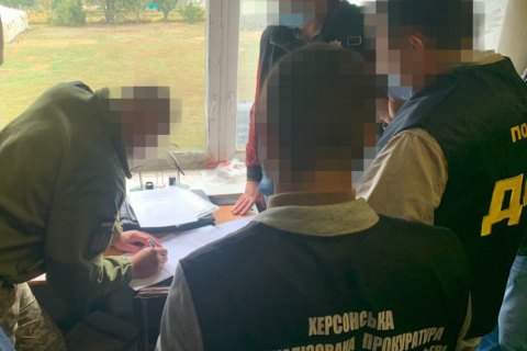 На Херсонщині командир дивізіону військової частини вимагав хабарі у підлеглих, - прокуратура