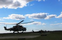 ​Вертолетная эскадрилья отрабатывает ночные стрельбы на полигоне в Ровно