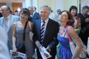 Симоненко носит костюмы Винницкой швейной фабрики 