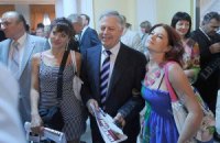 Симоненко носит костюмы Винницкой швейной фабрики 