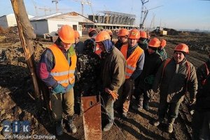 ​Азарова попросили повысить зарплату волынским строителям