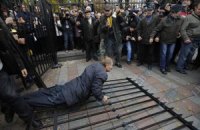 Забор возле Рады снова сломали