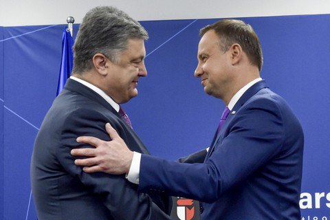 Порошенко предложил Дуде почтить память украинцев, убитых поляками в селе Сагрынь