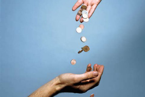Украинцам присуща культура благотворительности, однако общественные организации не в приоритете, - опрос