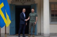 ​Україна і Швеція домовилися спільно виробляти БМП CV-90. Будуть перемовини про винищувачі Gripen, - Зеленський