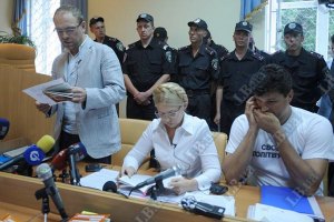 Тимошенко защищается политическим путем, - Янукович