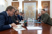 Єрмак обговорив із французькою делегацією оборонні потреби української армії
