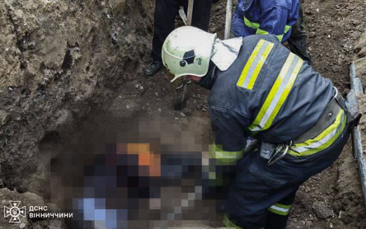 На Вінниччині рятувальники дістали загиблого з-під завалу 