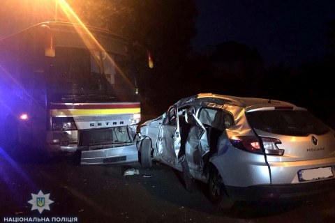 В результате столкновения легковушки с автобусом в Ровно погиб оператор местного СМИ