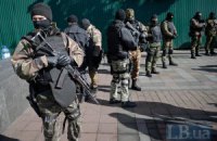 Под Верховную Раду пришли люди с автоматами