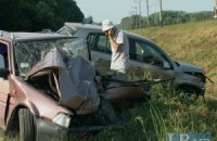 Mercedes, разворачиваясь в неположенном месте, отбросил в кювет два автомобиля на трассе под Киевом