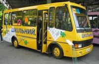 Азаров велел поторопиться с доставкой школьных автобусов в регионы