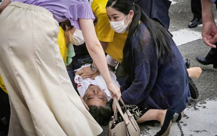 ​Експрем’єр Японії Сіндзо Абе зазнав нападу під час виступу (доповнено)