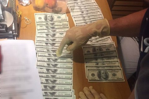 Співробітницю Одеської музичної академії затримано під час одержання $5 тис. хабара
