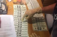 Співробітницю Одеської музичної академії затримано під час одержання $5 тис. хабара