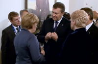 Янукович пожаловался Меркель на "очень сильную Россию"