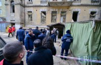 В Киеве на Хмельницкого обрушилось перекрытие дома: под завалами есть люди (обновлено)