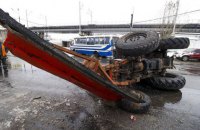 В Киеве грузовик МАЗ на скорости снес снегоуборочный трактор с моста