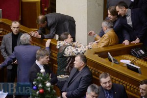 Оппозиция заблокировала трибуну и президиум Рады