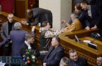 Оппозиция заблокировала трибуну и президиум Рады