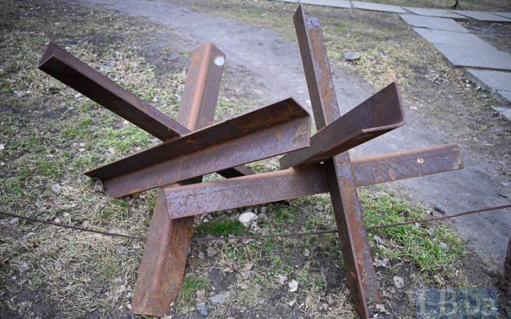 ​В окупованому Токмаку росіяни ставлять більше протитанкових їжаків, блокпостів і оборонних споруд