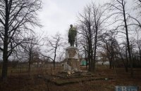 В селе Веселый Подол возле Полтавы до сих пор остался памятник Ленину