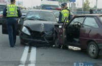 ДТП в Киеве: водитель устроил аварию на встречной полосе и сбежал, бросив авто
