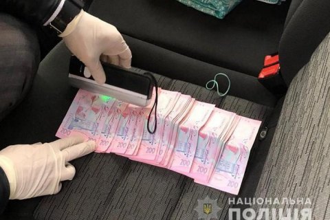 Двое полицейских задержаны при получении 10 тыс. гривен взятки в Полтавской области