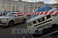 В Киеве автомобиль вылетел на крыльцо магазина, скрываясь от перестрелки
