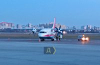Самолет "Мотор Сич" совершил экстренную посадку в аэропорту "Киев" на одном двигателе