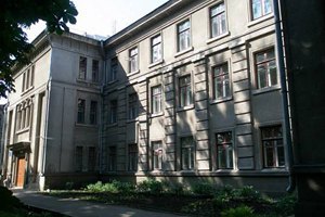 В Харькове из здания школы выселяют школьников, чтобы разместить банк