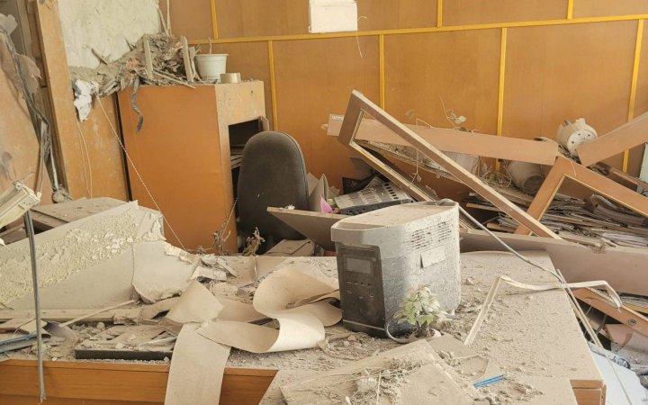 Росіяни влучили з “Граду” по адмінбудівлі селищної ради на Запоріжжі, постраждали 3 людини 