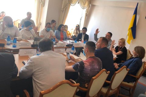 Парламентский комитет информполитики поддержал законопроект "О медиа" вопреки протесту медиасообщества 