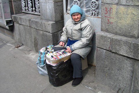 Яценюк закликав звільнити патрульних від боротьби з бабусями