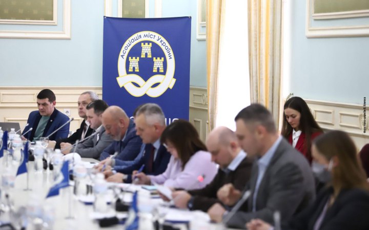 АМУ вимагає зустрічі з президентом через внесення в парламент законопроєкту, що забирає в громад військовий ПДФО