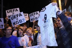Платини передали футболку "Спасибо жителям Донбасса"