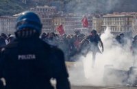 В Неаполе демонстрацию против визита премьера полиция разогнала водометами  