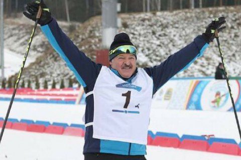 Лукашенко выиграл биатлонную гонку благодаря сопернику, который четыре раза упал на финише