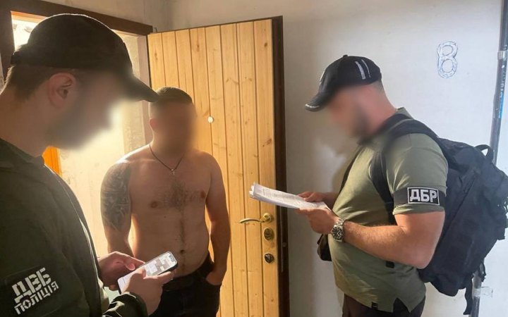 На Дніпропетровщині поліцейські “кришували” банду, яка “вибивала” з людей гроші нібито на потреби тероборони, - генпрокуратура