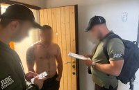 На Дніпропетровщині поліцейські “кришували” банду, яка “вибивала” з людей гроші нібито на потреби тероборони, - генпрокуратура