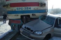 ​Пенсионер на "Ланосе" попал под электричку в Харьковской области